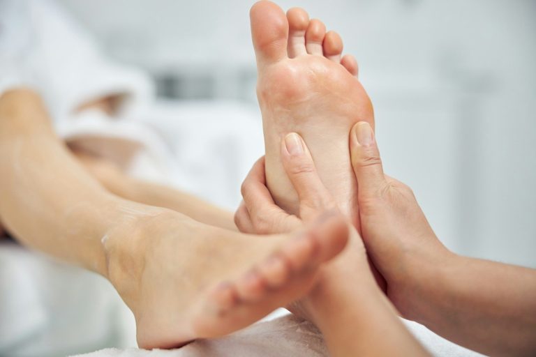 Kundin erhält entspannende Fußpflege bei ALMA Kosmetik & Wellness in Nordhorn