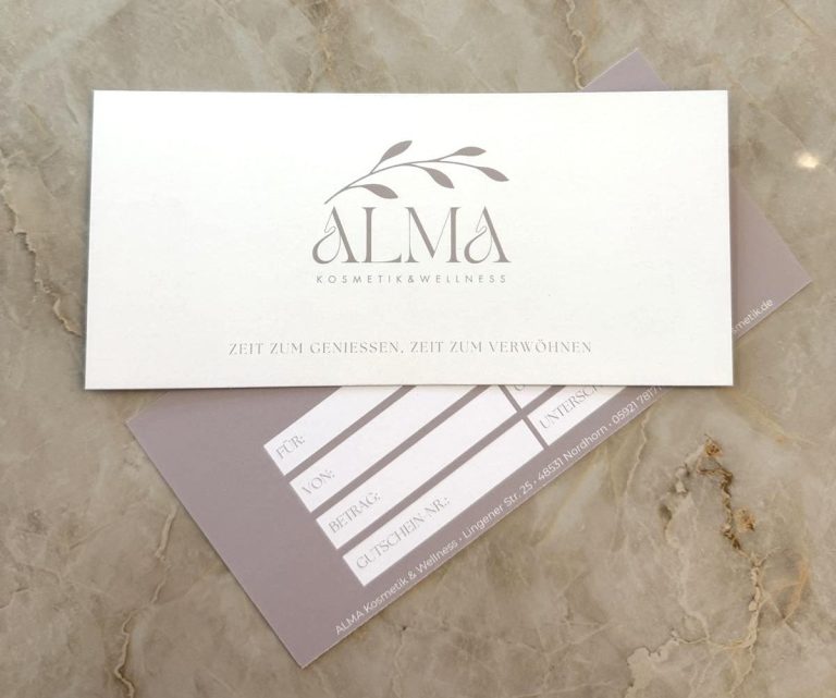 Weißes Briefpapier mit dem Logo "ALMA" und einem grau-weißen Hintergrund.